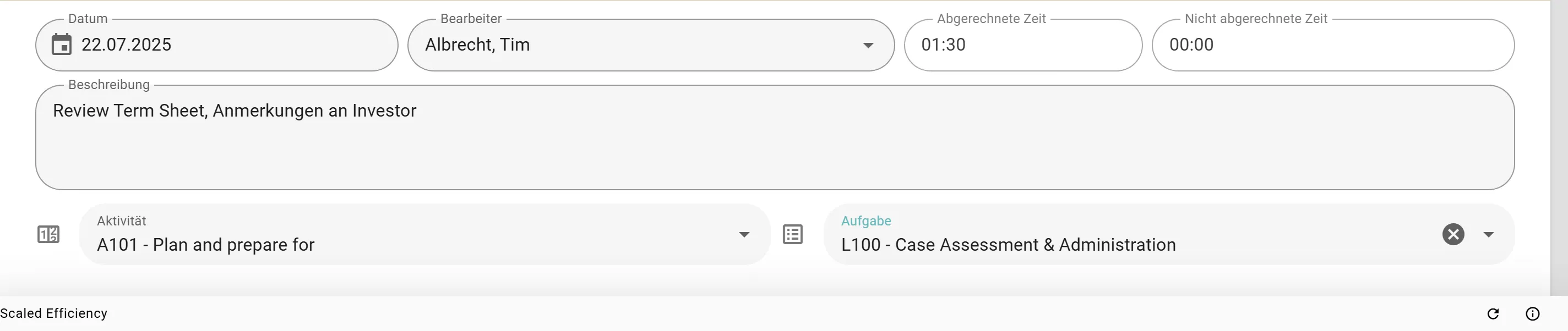 Bearbeitungszeile einer Rechnungsposition mit Datum, Bearbeiter, abgerechneter Zeit und Beschreibung; darunter die Auswahlfelder Aktivität mit A101 und Aufgabe mit L100.