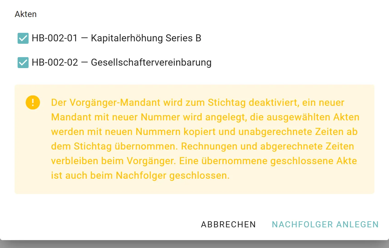Ausschnitt desselben Dialogs mit der Aktenliste und dem Hinweistext, dass der Vorgänger deaktiviert, Akten mit neuen Nummern kopiert und unabgerechnete Zeiten ab dem Stichtag übernommen werden.